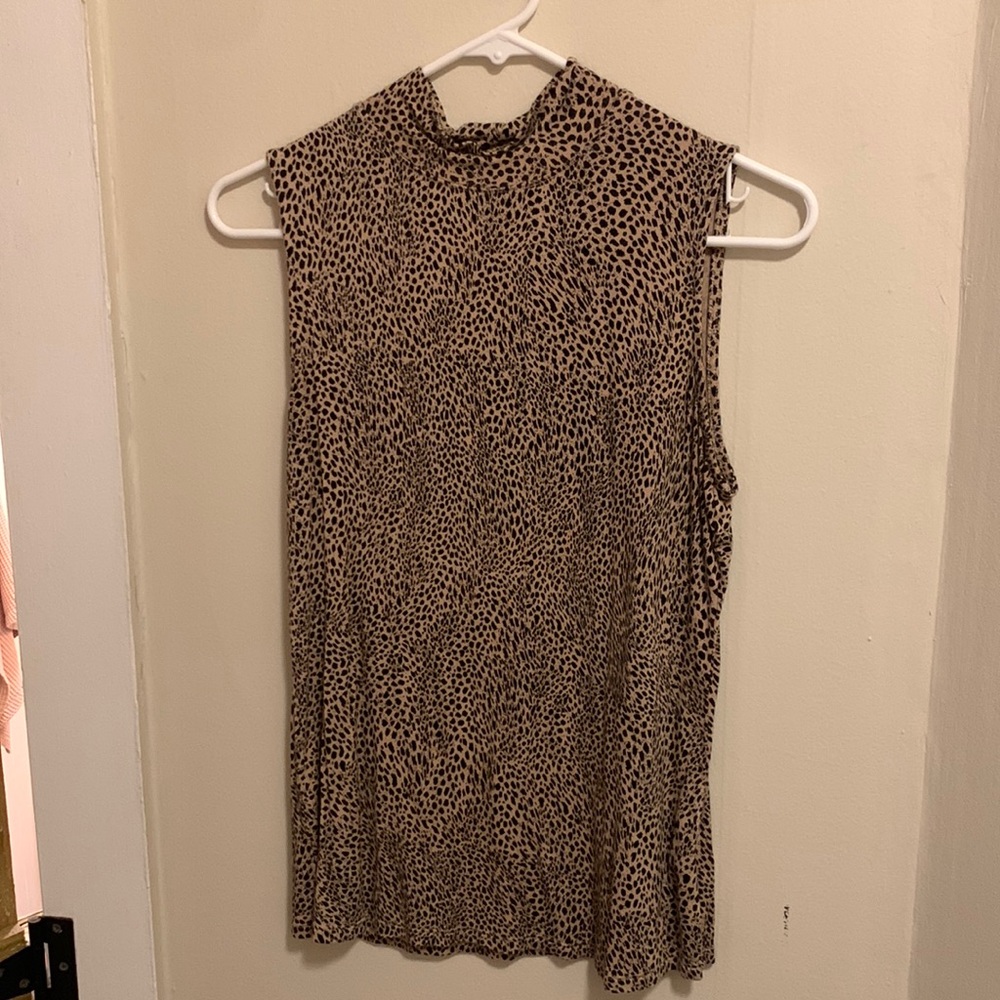 Soft cheetah sleeveless loose turtle neck shirt